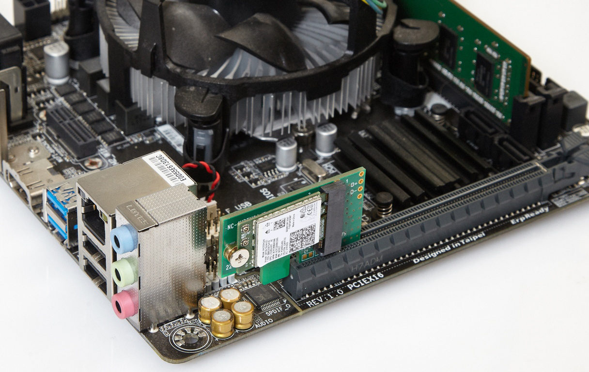 Адаптер M.2/PCIe, установленный в системную плату mini-ITX